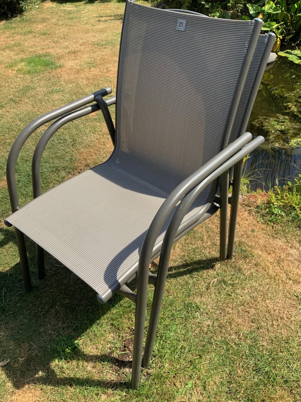 8 stapelbare reservestoelen voor elk tuinfeest!