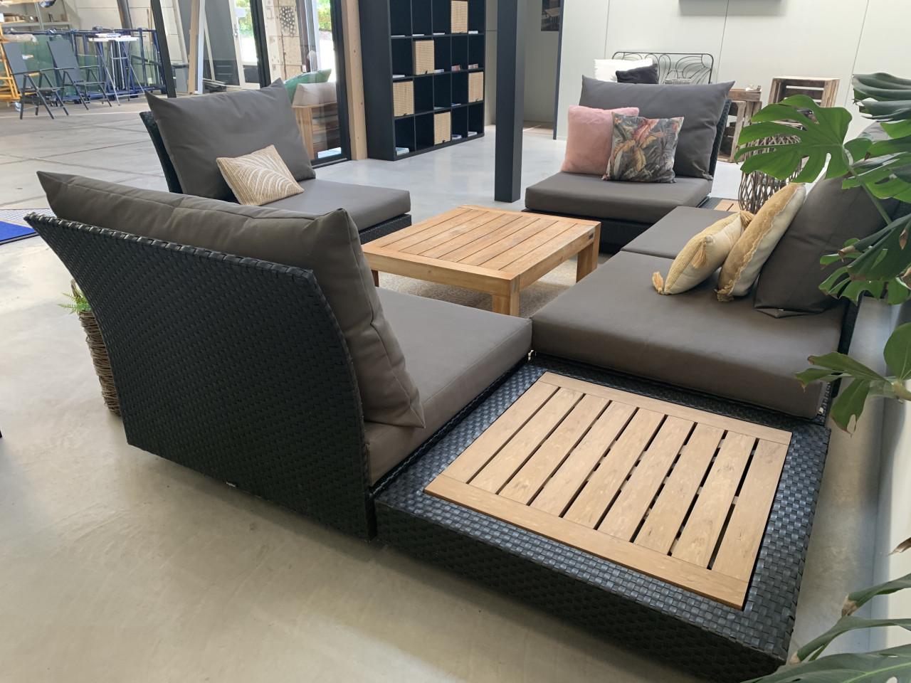 Loungeset zwart met ALL WEATHER kussens en 3 tafels.