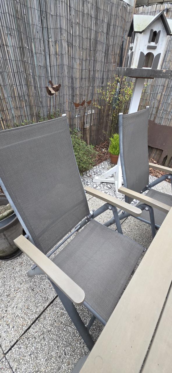 Tuintafel met 4 stoelen en bij passende kussens.