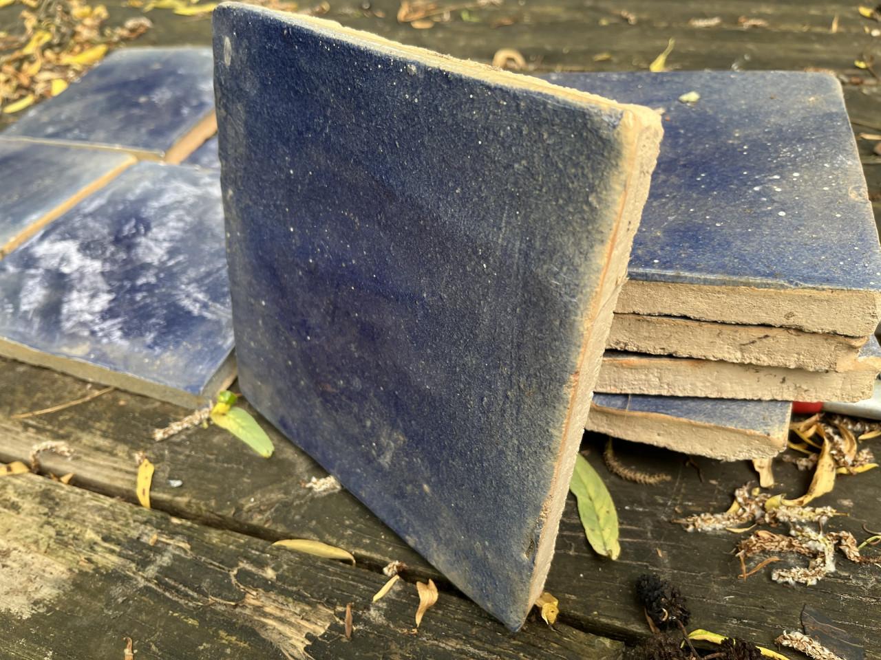 Blauwe geglazuurde tegels