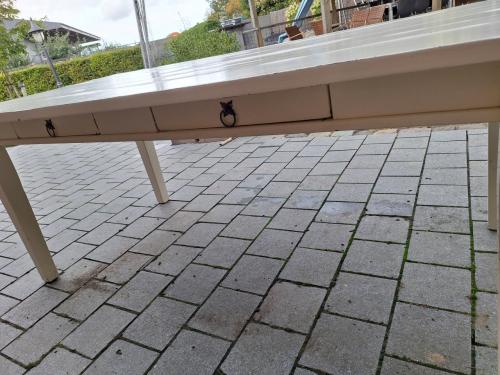 Houten tafel met 2 lades 2.10 x 1.00