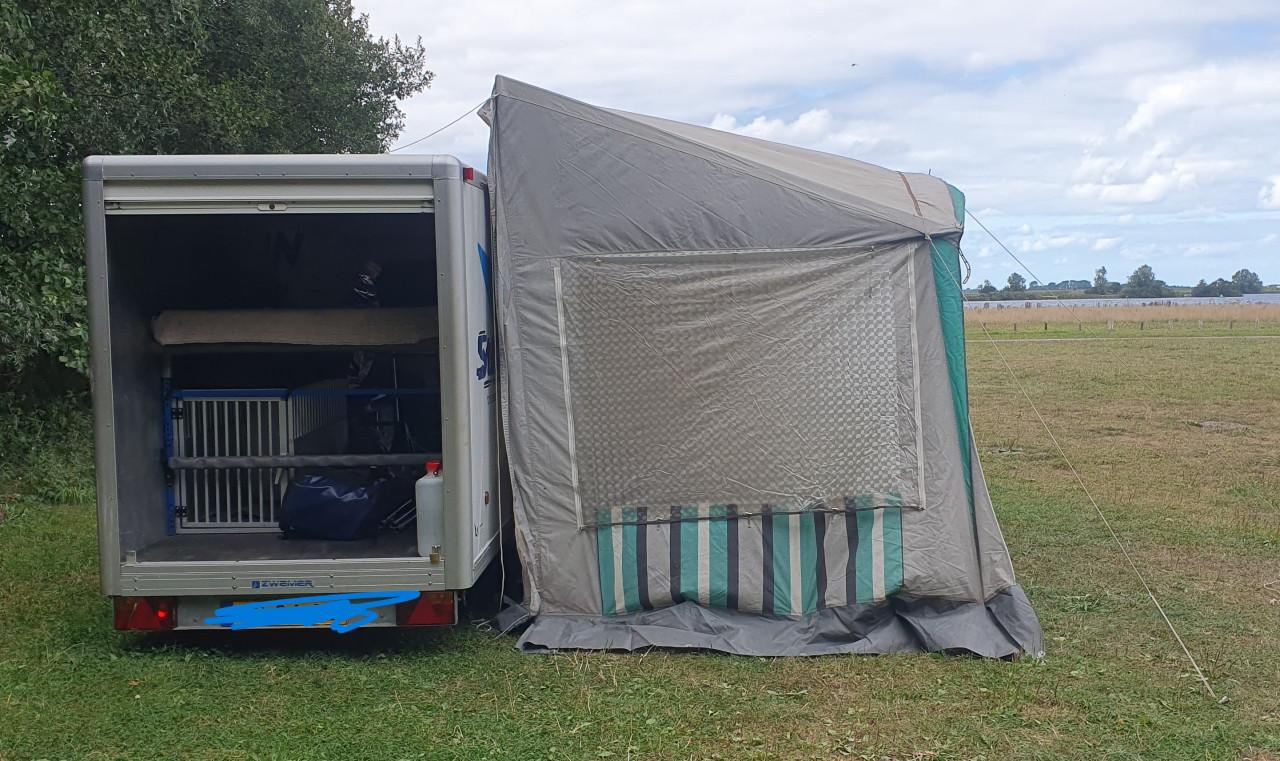 Voortent voor caravan of gesloten aanhangwagen