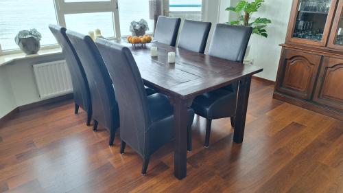 Eettafel en eetkamerstoelen