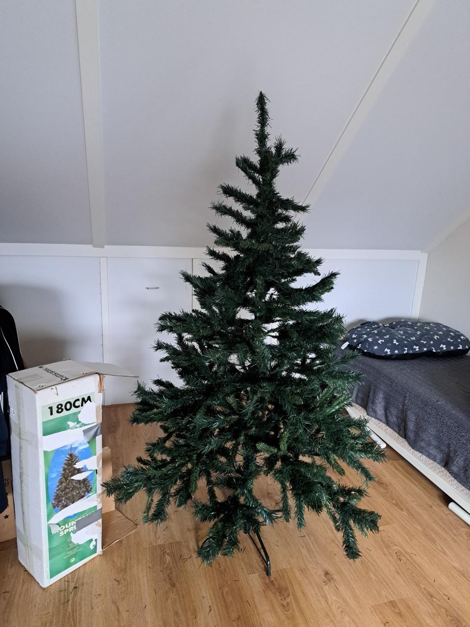 Kunstkerstboom 180 cm hoog alvast in huis voor 2026!