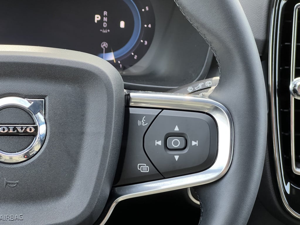Volvo XC40 b4 197pk plus dark| adap.cruise| trekhaak|camera| googlemaps| el