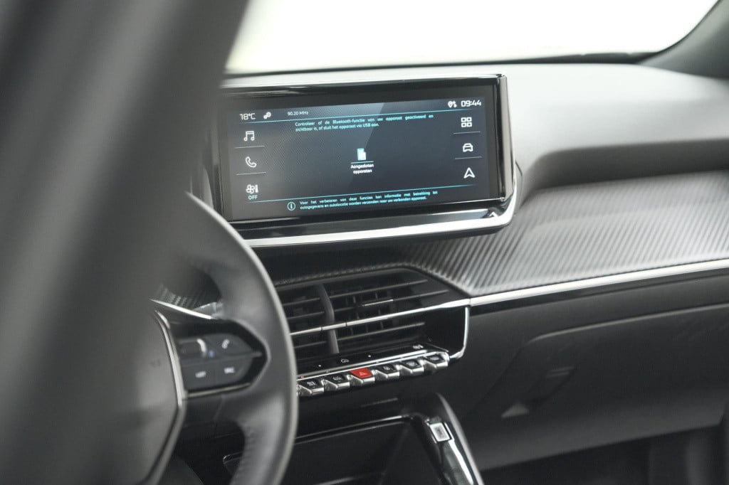 Peugeot E-2008 ev active 50 kwh | parkeersensoren | apple carplay | climate