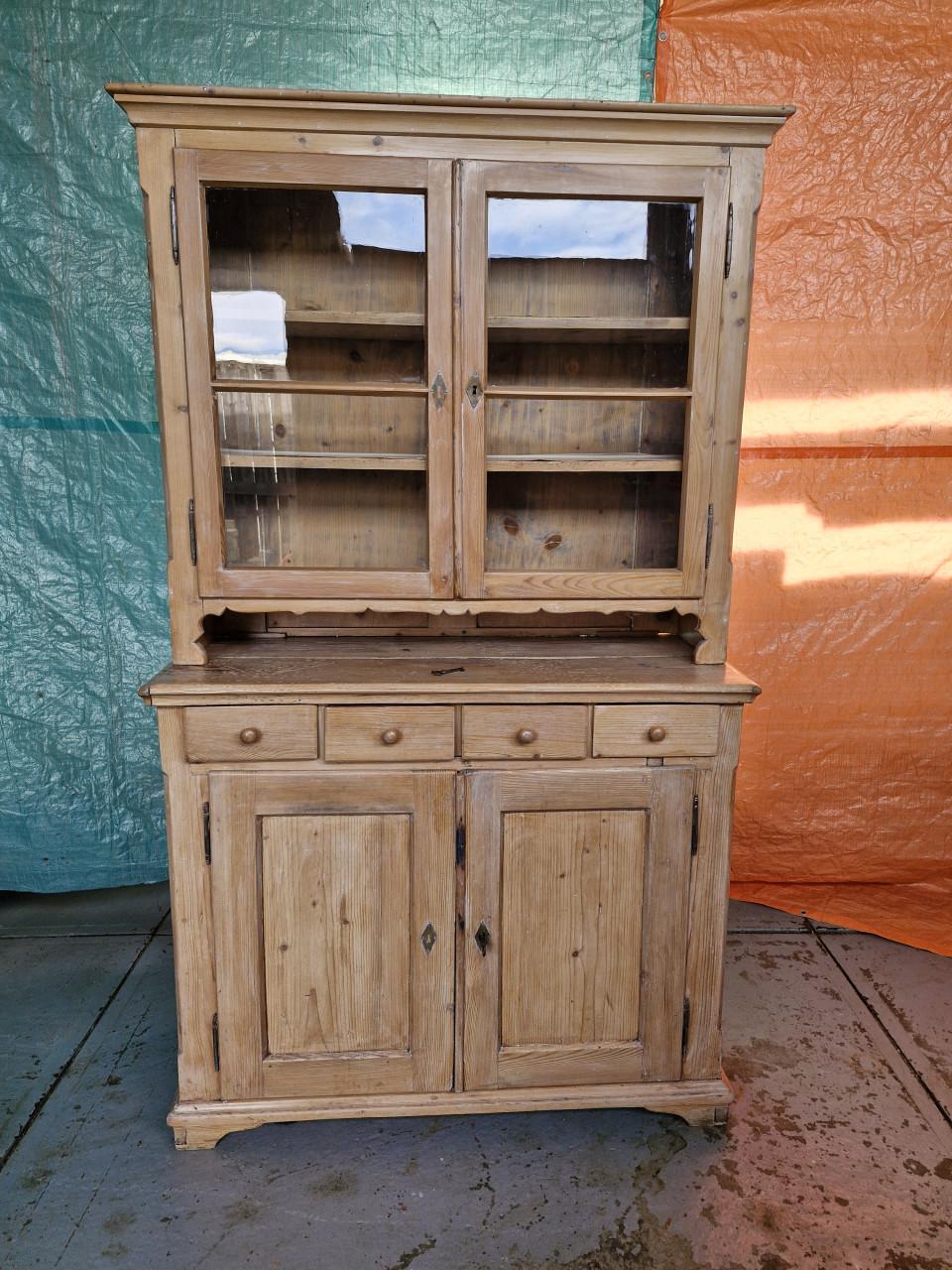 Antieke grenen kast