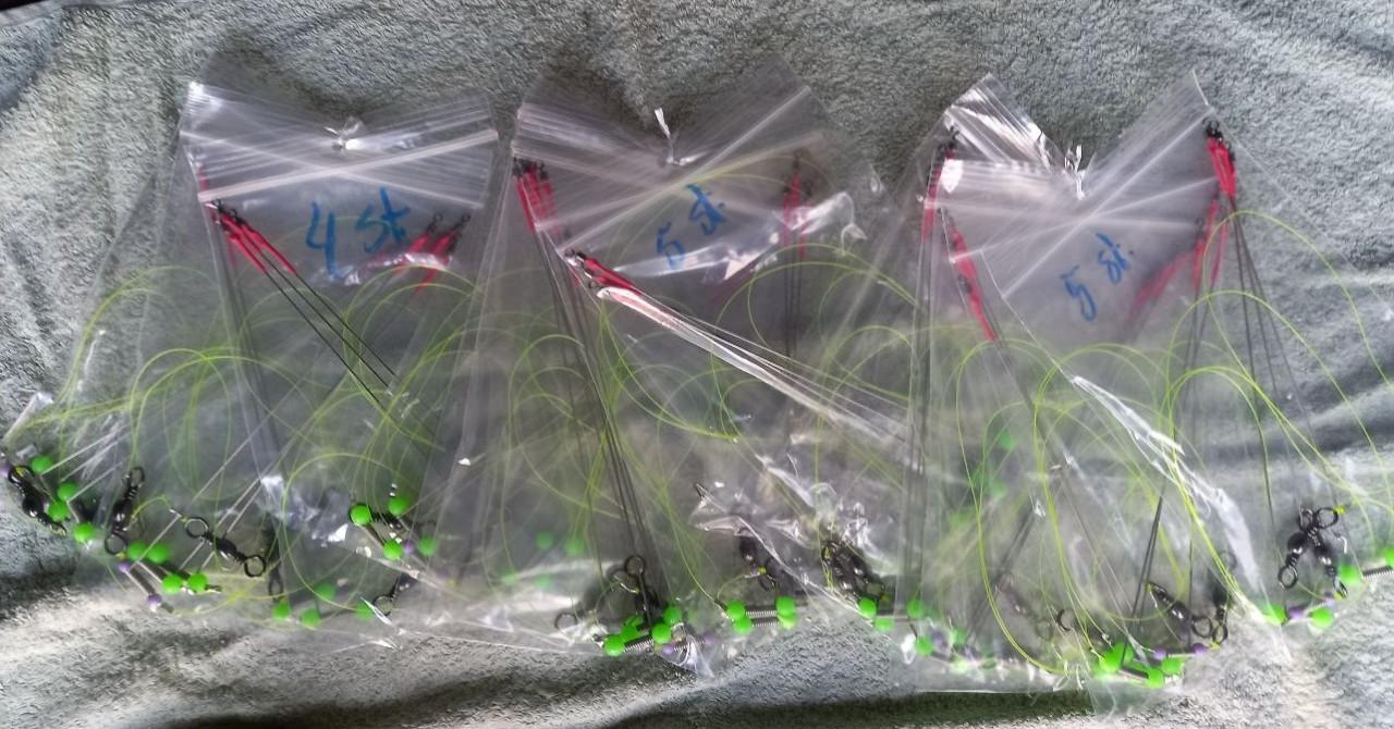 Onderlijnen met verenstaal afhouders en lumi kralen .