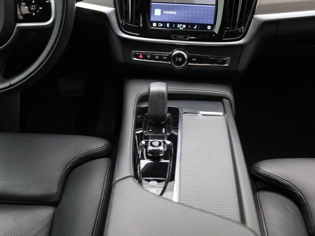 Volvo V90 2.0 b4 momentum business | automaat | navigatie | leder | apple c