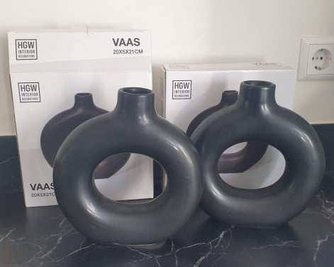 2 nieuwe keramische zwarte Donut vazen 20x5x21 ( mag ook per stuk verkocht)