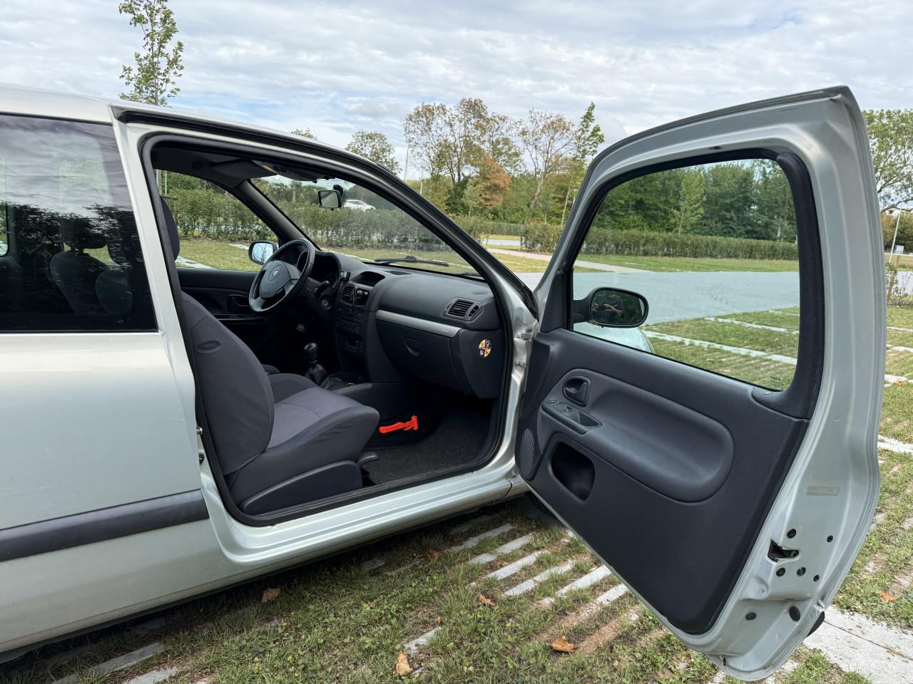 Grijze Renault Clio 1.6 (2004) – 185.000 km – NIEUWE APK (Aug 2027) – Trekh