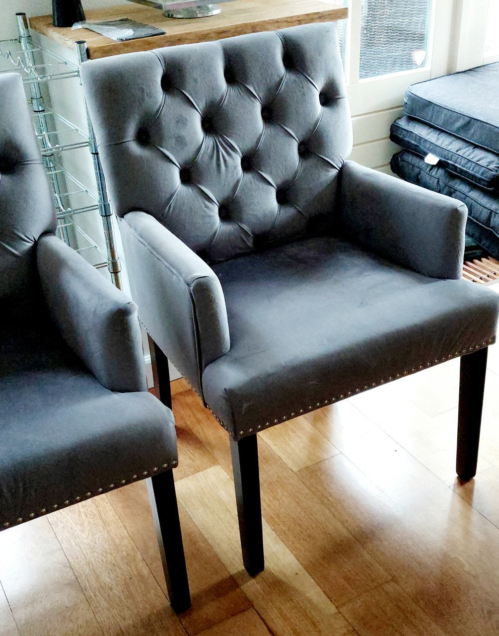 2 eetkamerstoelen/fauteuils gecapitonneerd