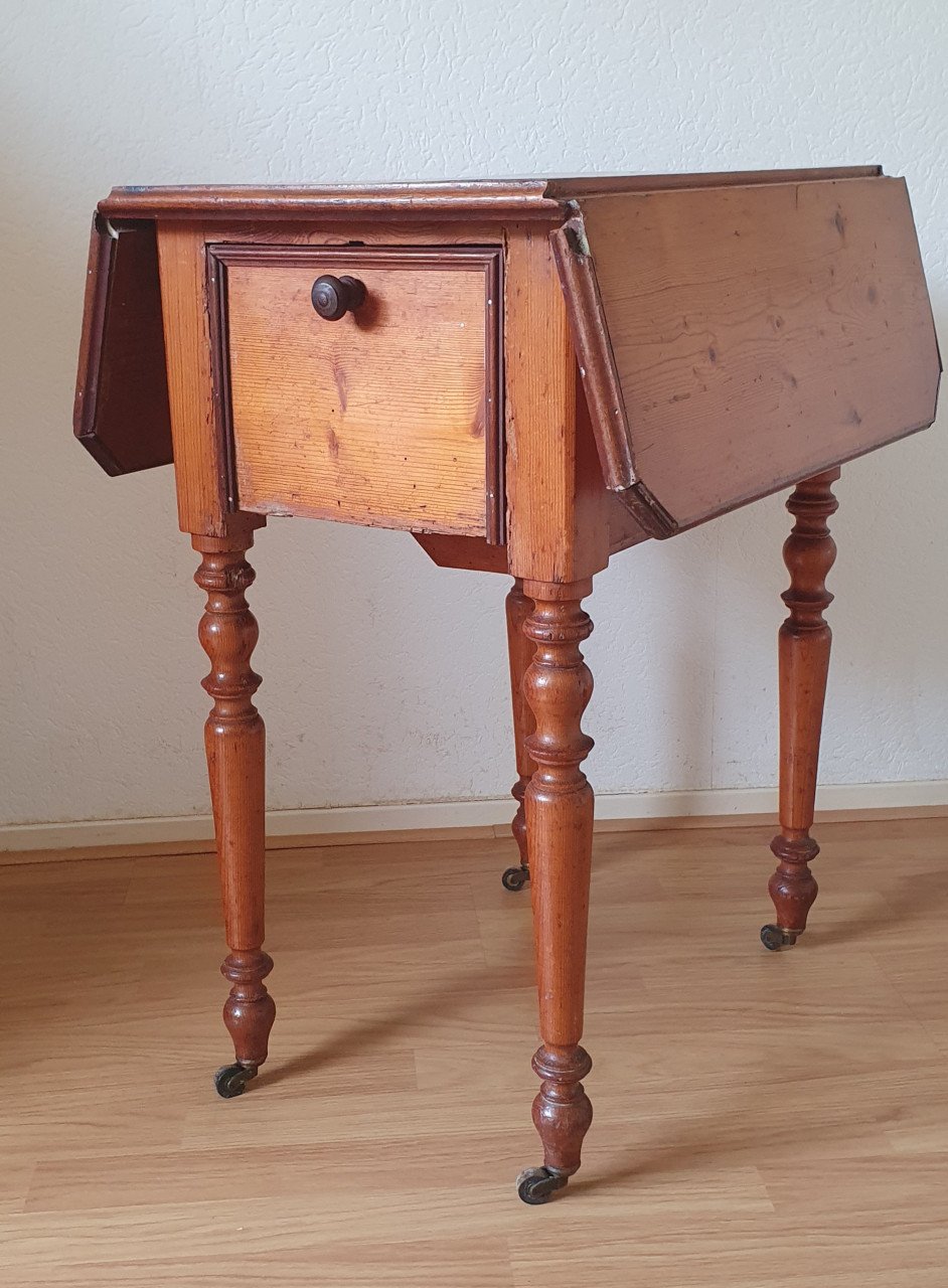 Antieke bijzet tafel type hangoor