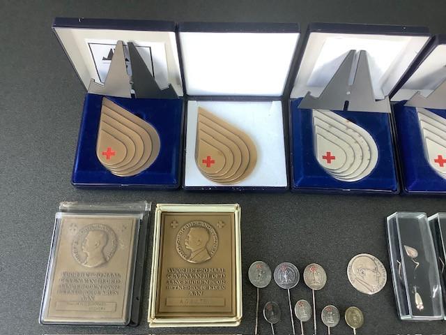 Collectie penningen etc. Het Nederlandsche Rode Kruis.