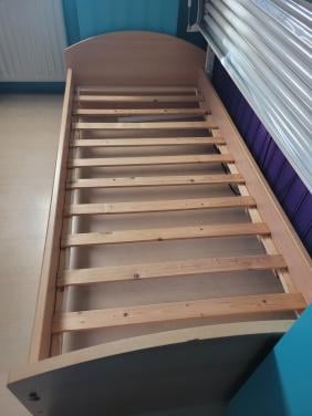 1 persoons logeerbed 90x200cm met houten lattenbodem en matras