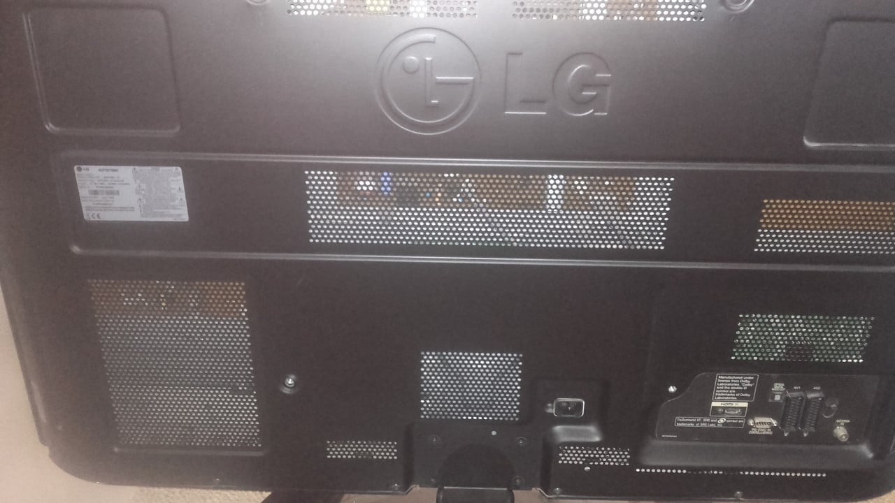 LG TV 105cm.