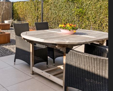 Uitschuifbare  tuintafel met stoelen,