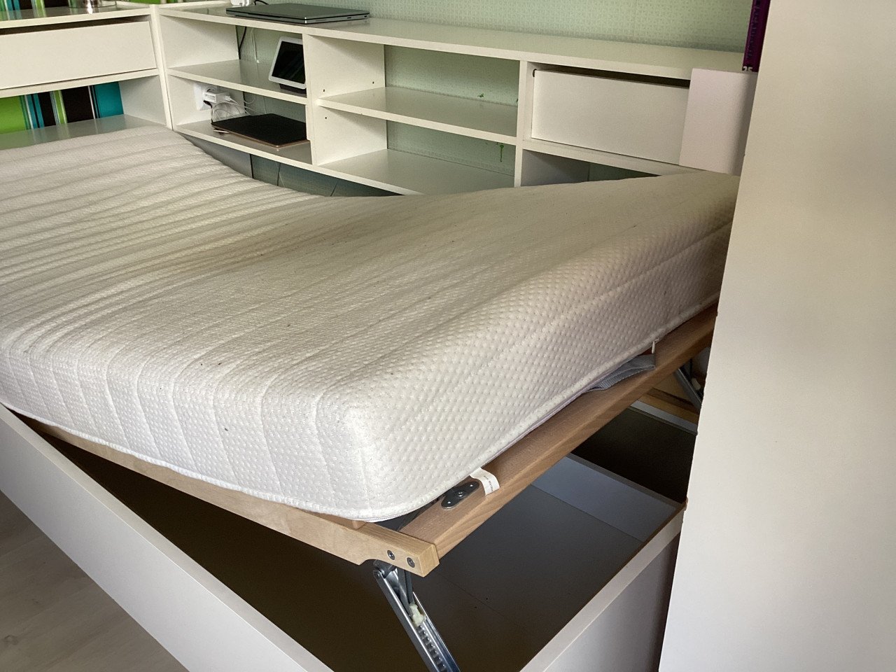 Kinderbed met verstelbaar hoofd en voeten einde
