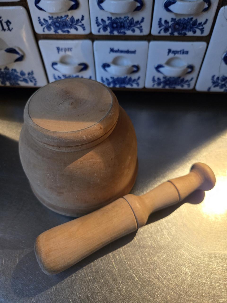 Klassieke houten vijzel met stamper, H 9 cm Ø 11 cm Lengte stamper 16 cm