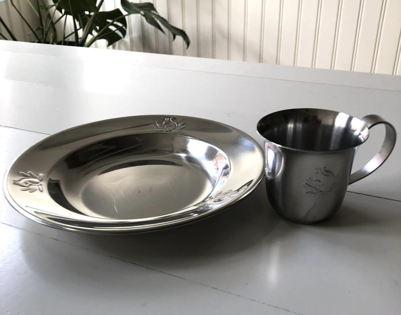 Leuk vintage setje van metalen kinderbordje en mokje met eekhoorn