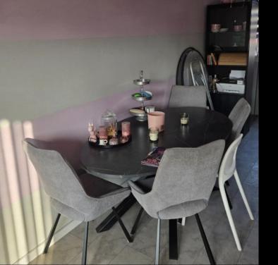 Eethoek tafel 180x100 ovaal en 4 stoelen