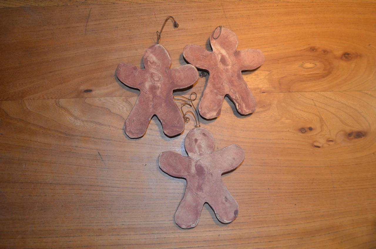 3 Aardewerk deegventers / peperkoekmannetjes ipst.