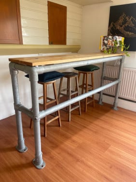 Zelfgemaakte bartafel