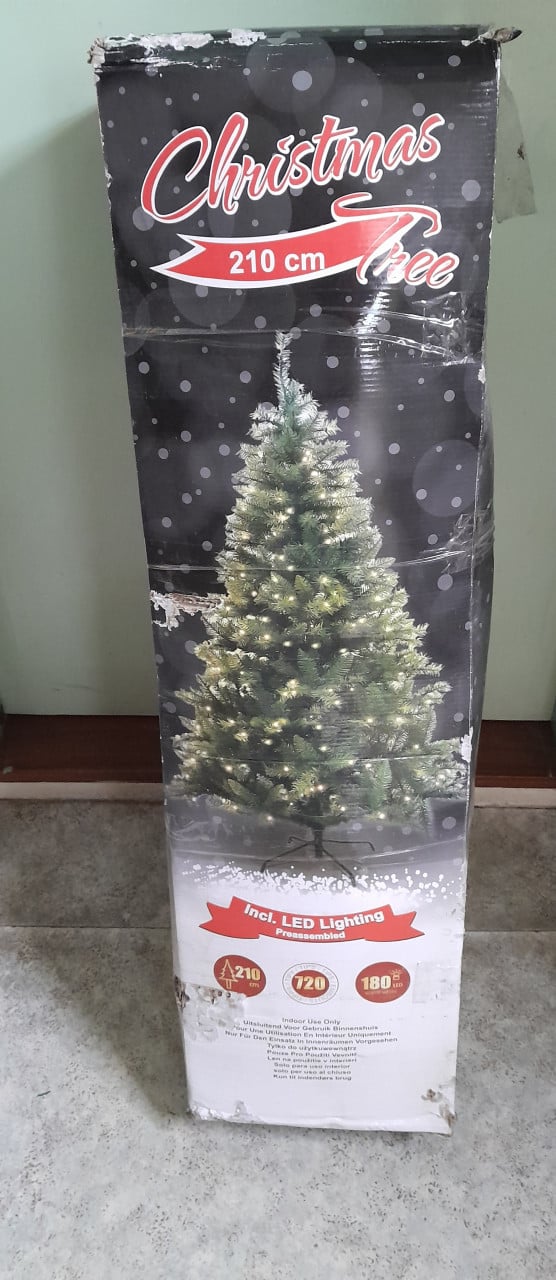 I.g.st.z. Kunstkerstboom 2,10 incl led verlichting 180 stuks