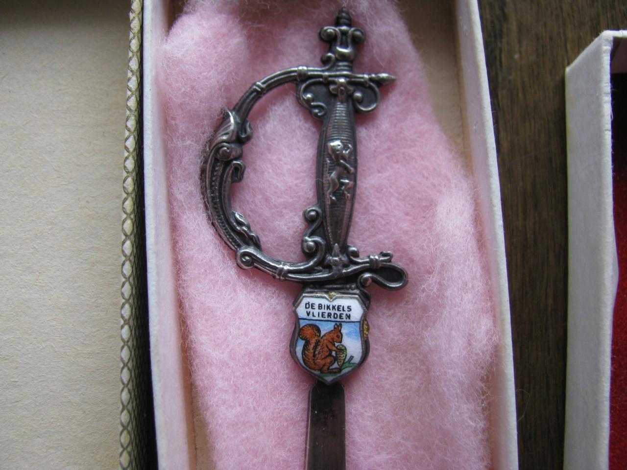 Briefopener en suikerschep.