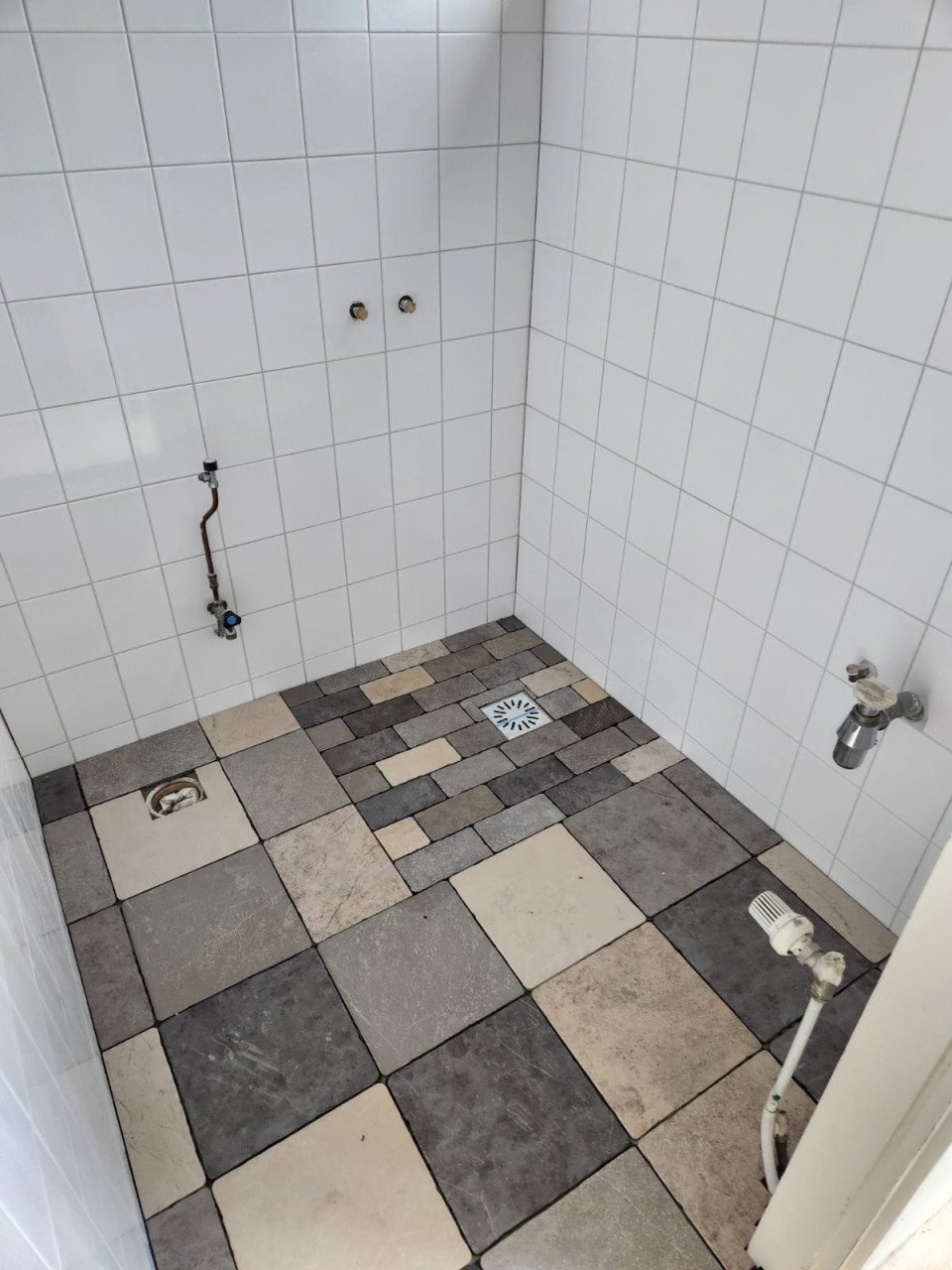 Tegelzetter nodig? Bel/app: 06 21937244 of Mail: jvbtegelzetter@gmail.com