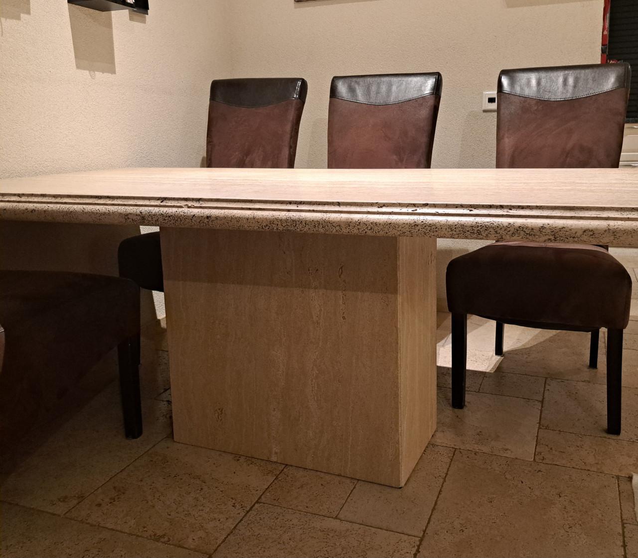 Zware natuurstenen eettafel.