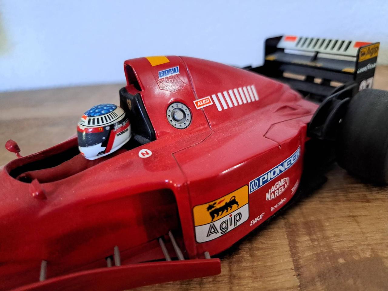 1:18 schaalmodel van de Ferrari 412 T2, specifiek de auto van Jean Alesi