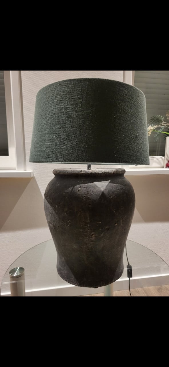 Lamp op antraciet stenen voet