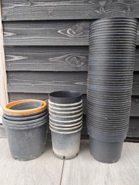 Ruim 60 kweekpotten - circa 28 cm diameter