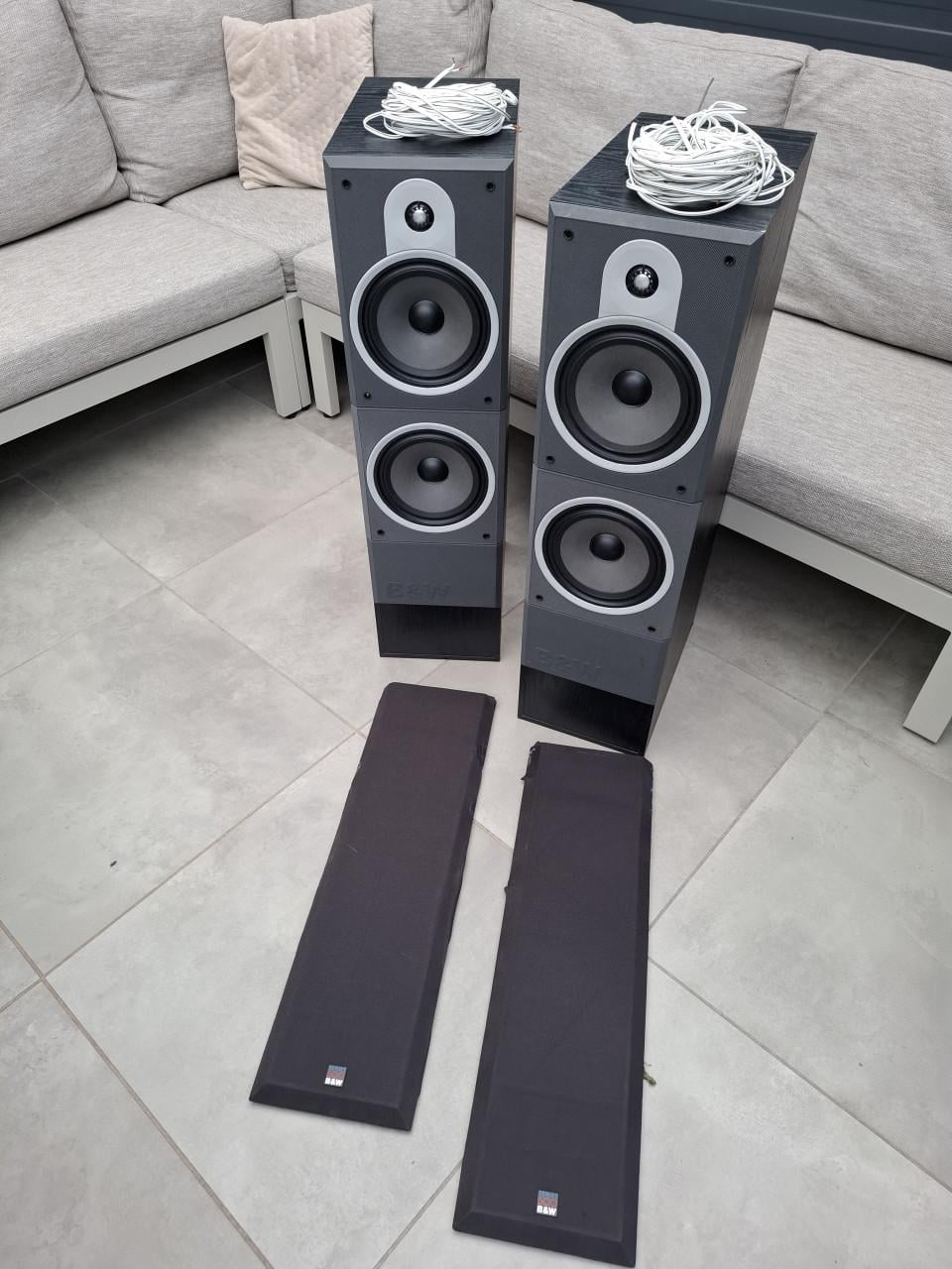 Te koop: een paar B&W DM 580 vloerstaande luidsprekers in zeer goede staat.
