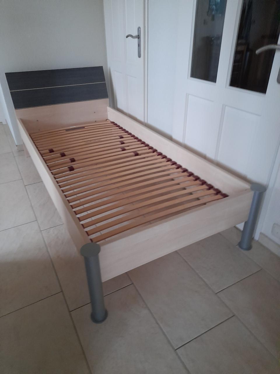 1 Persoons bed 90 x 200 (in goede staat )