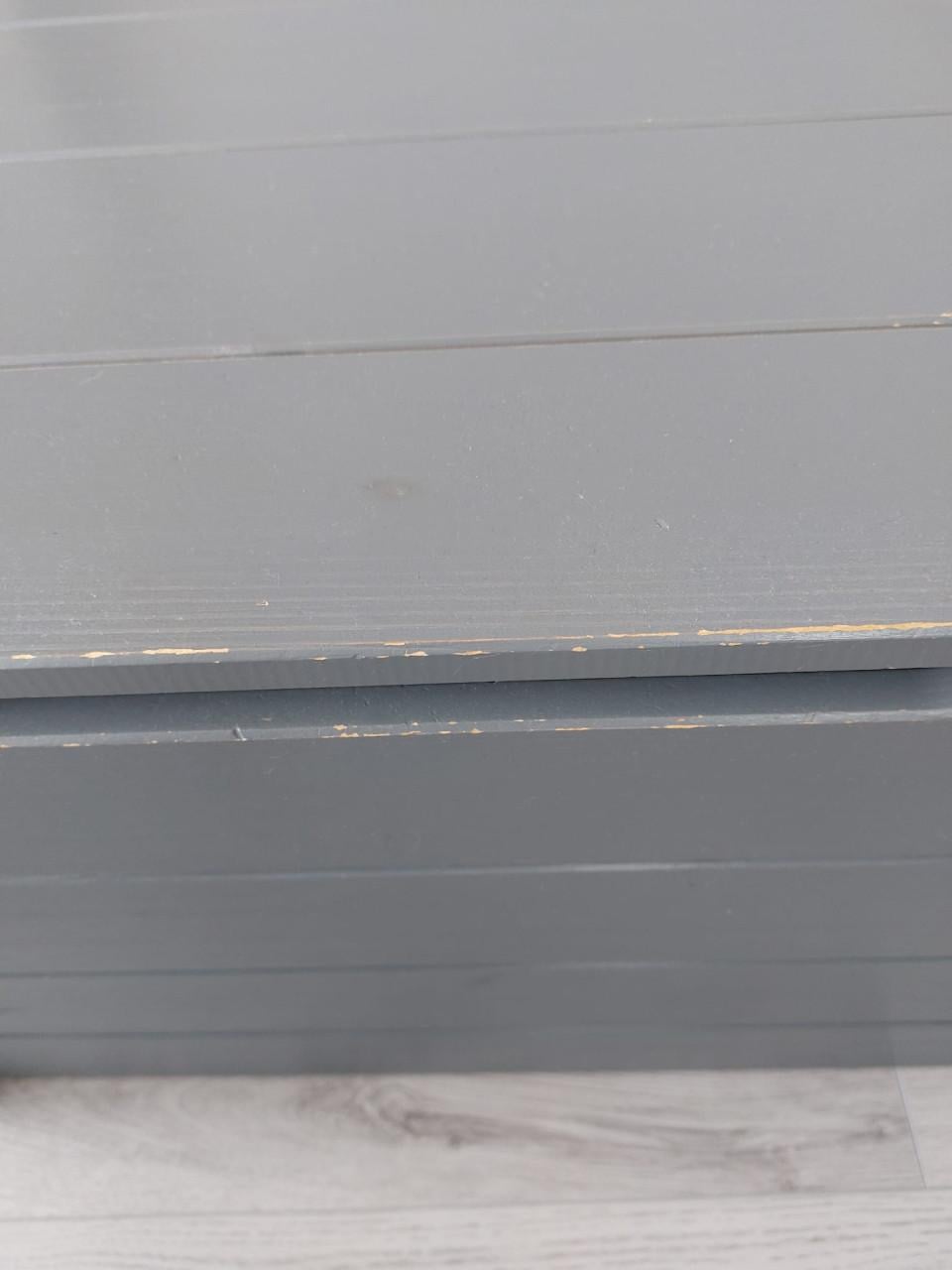 Kledingkast en speelgoedkist van Woood Dennis