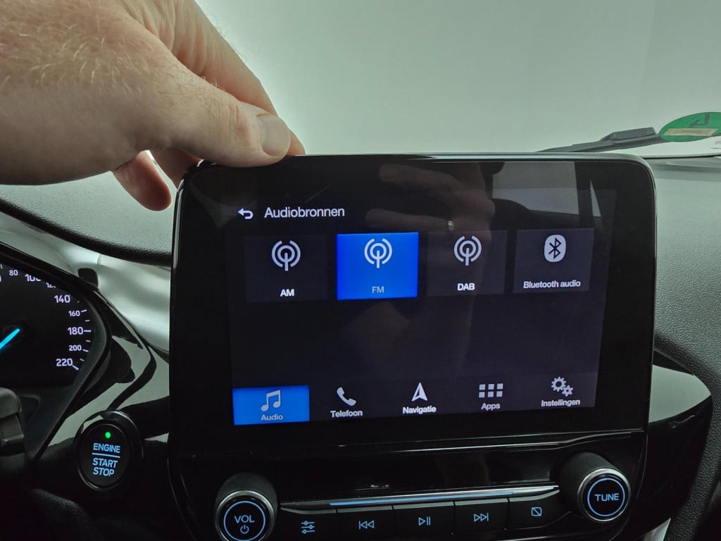 Ford Fiesta occasion luxe titanium met zwarte velgen en parkeercamera | bom