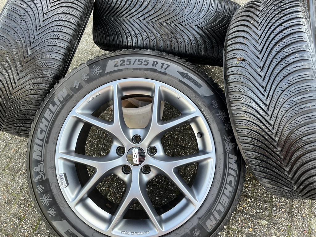 Vier BBS SR025 velgen met wielmoeren en met Michelin Alpine5 winterbanden