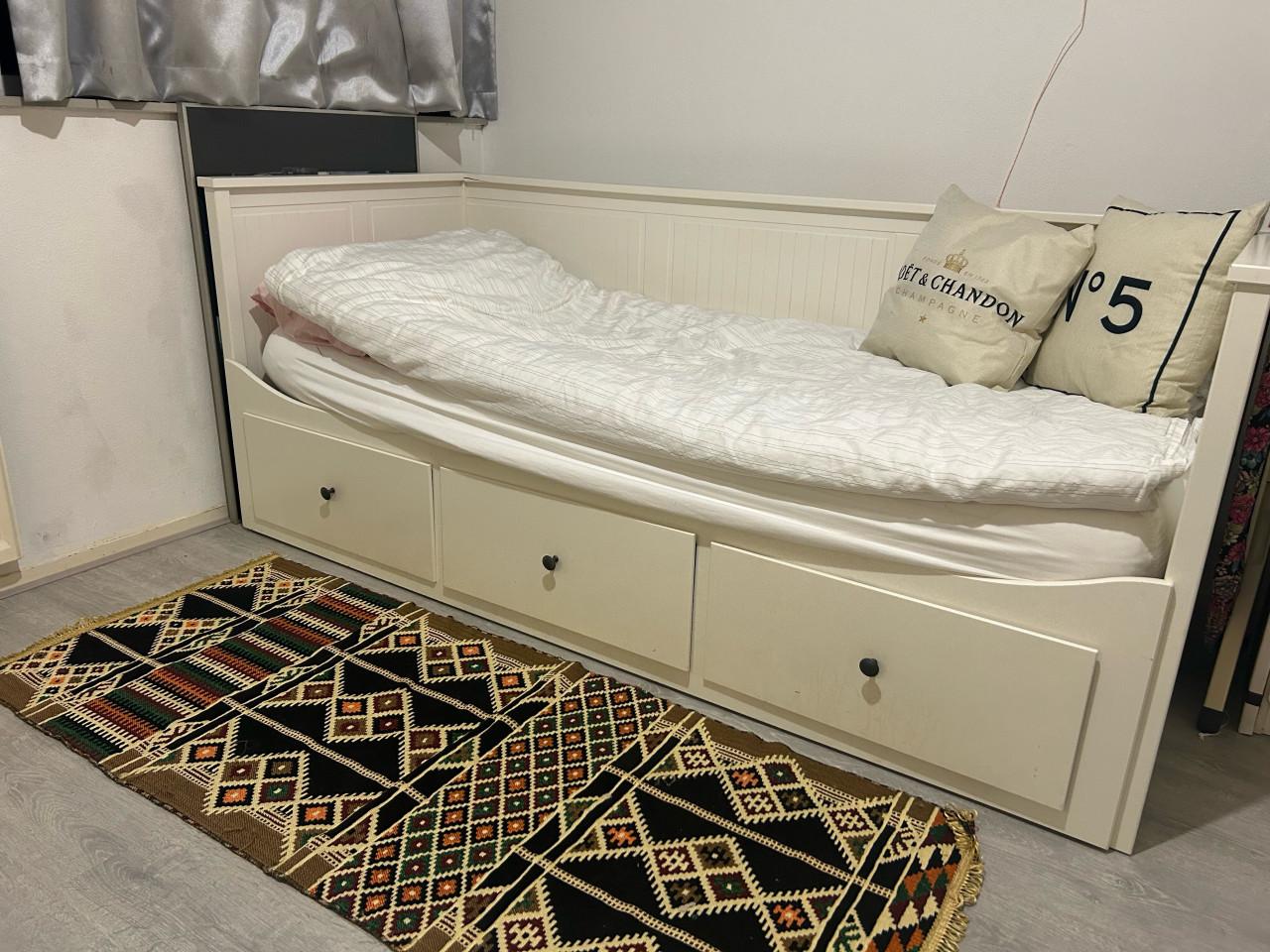 Hemnes bed