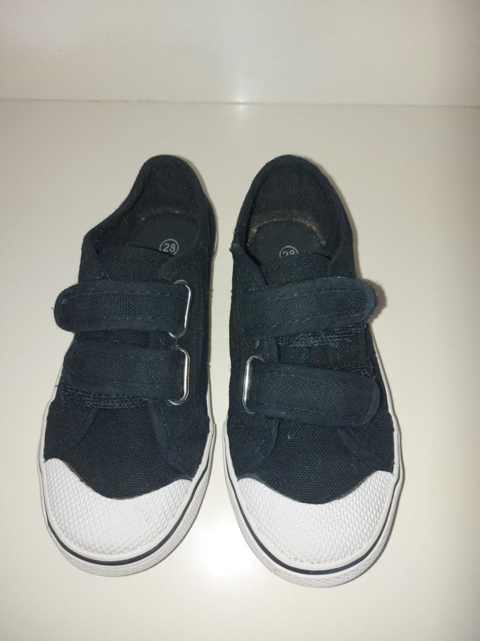 Zo goed als nieuwe zwarte gymschoenen maat 28 klittenband