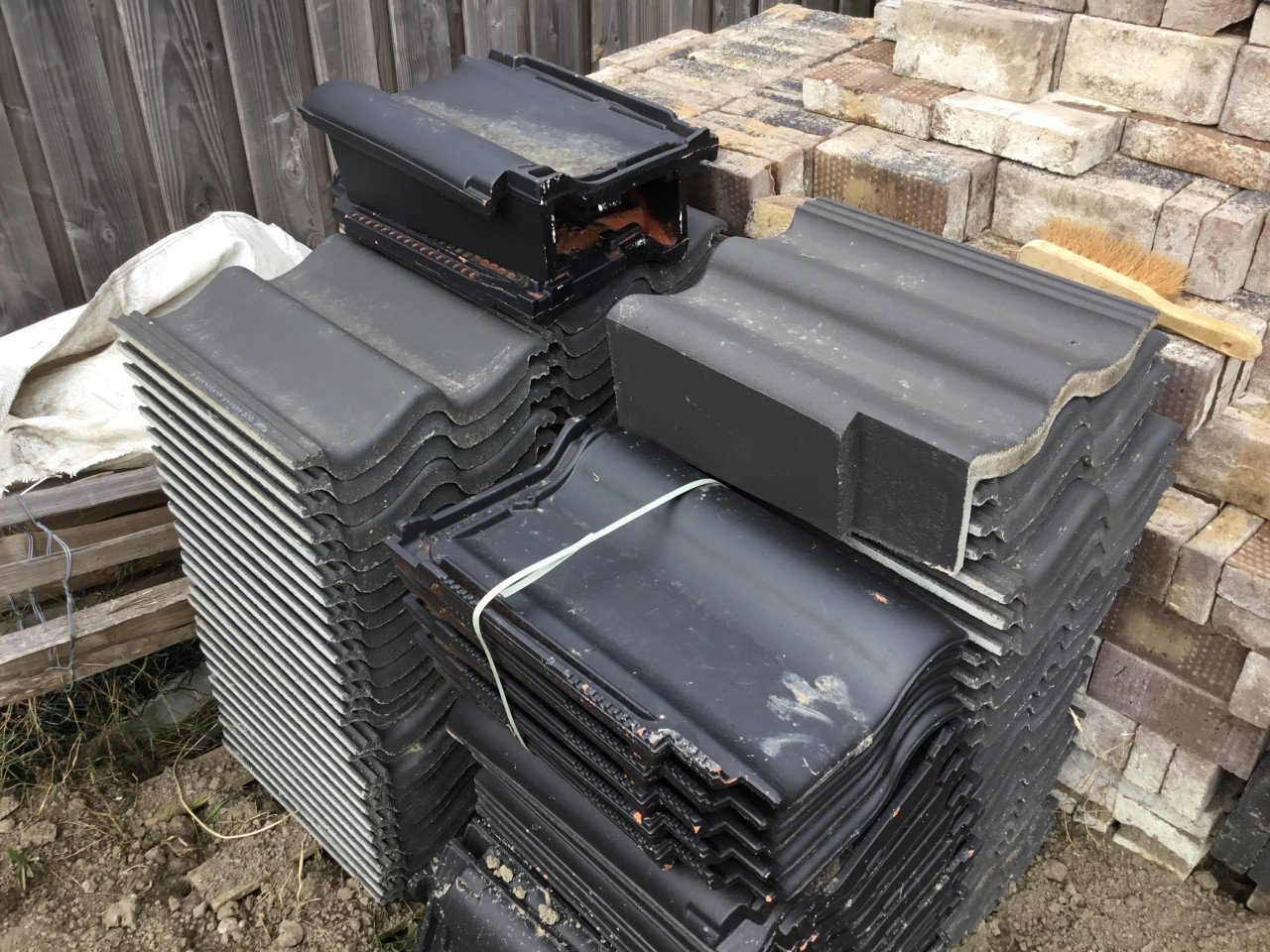 70 stuks betonpannen antraciet en 10 stuks keramische pannen (beide nieuw).