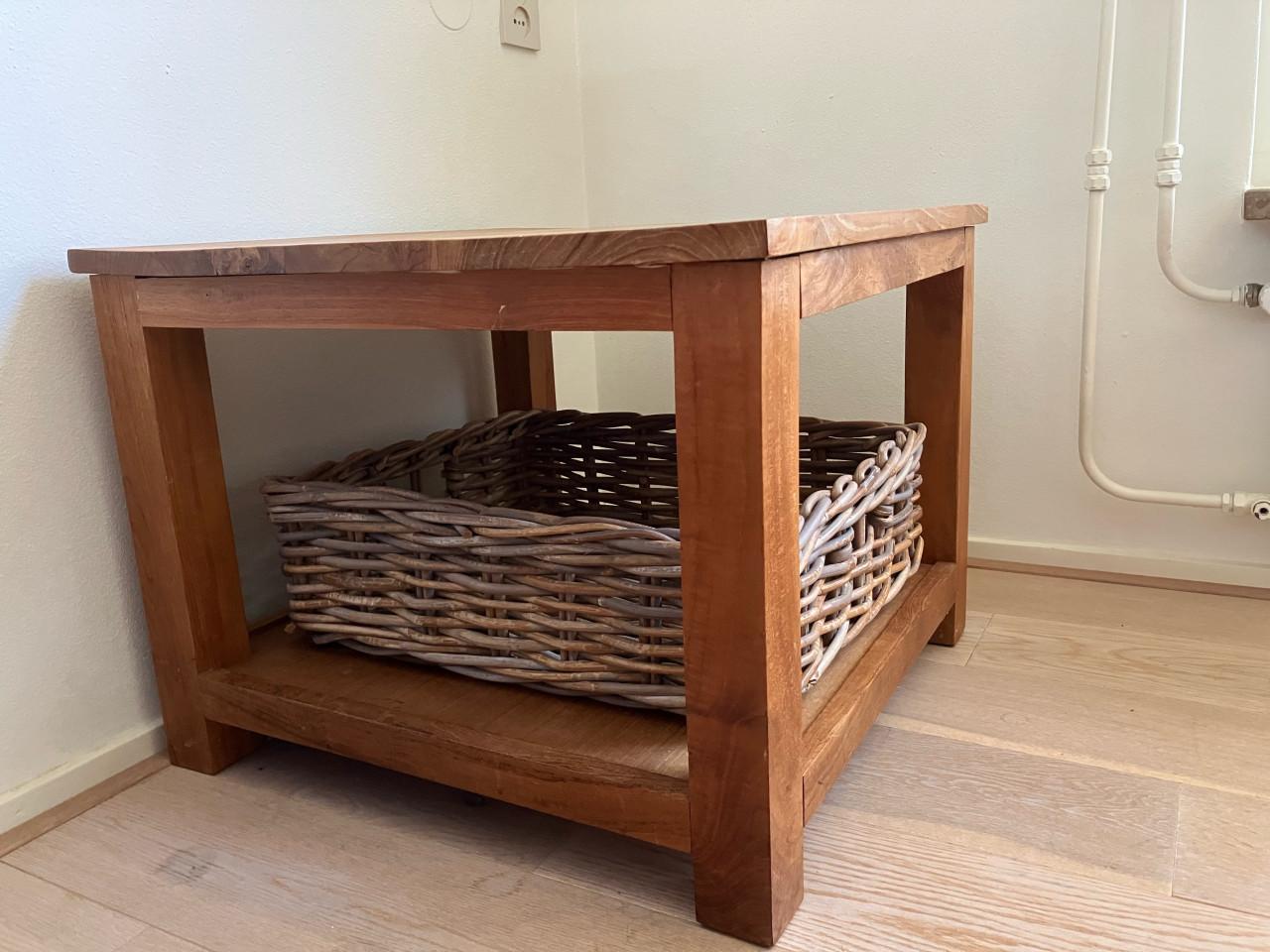 Massief teak houten tafeltje 60x60x45 met mand
