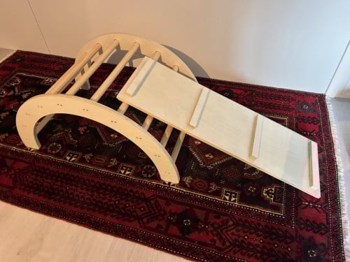 Houten klimboog met glijplank