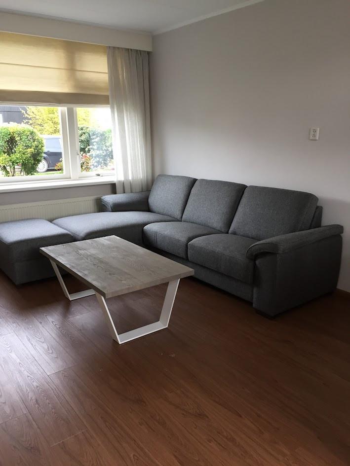 Bankstel Longchair (links)