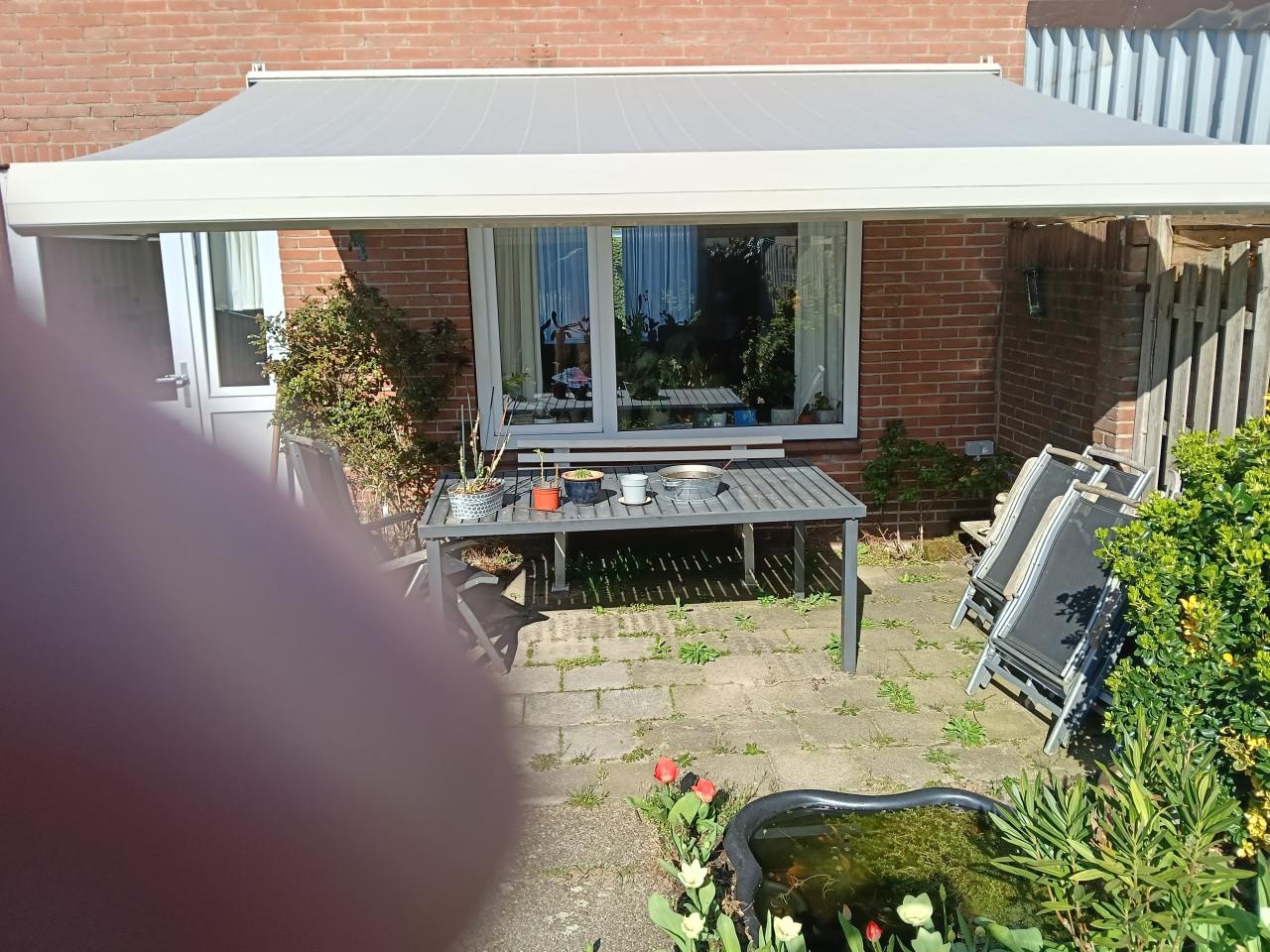 Zonwering knikarmscherm