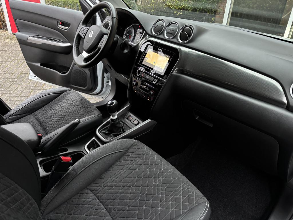 Suzuki Vitara 1.4 boosterjet style smart hybrid