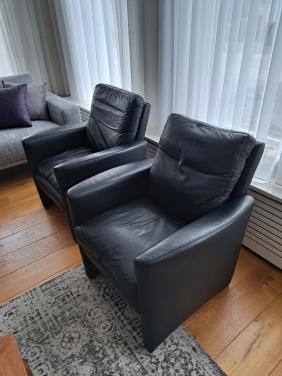 2 zwart lederen fauteuils