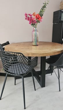 Industriële ronde mangohouten eettafel + 2 stoelen
