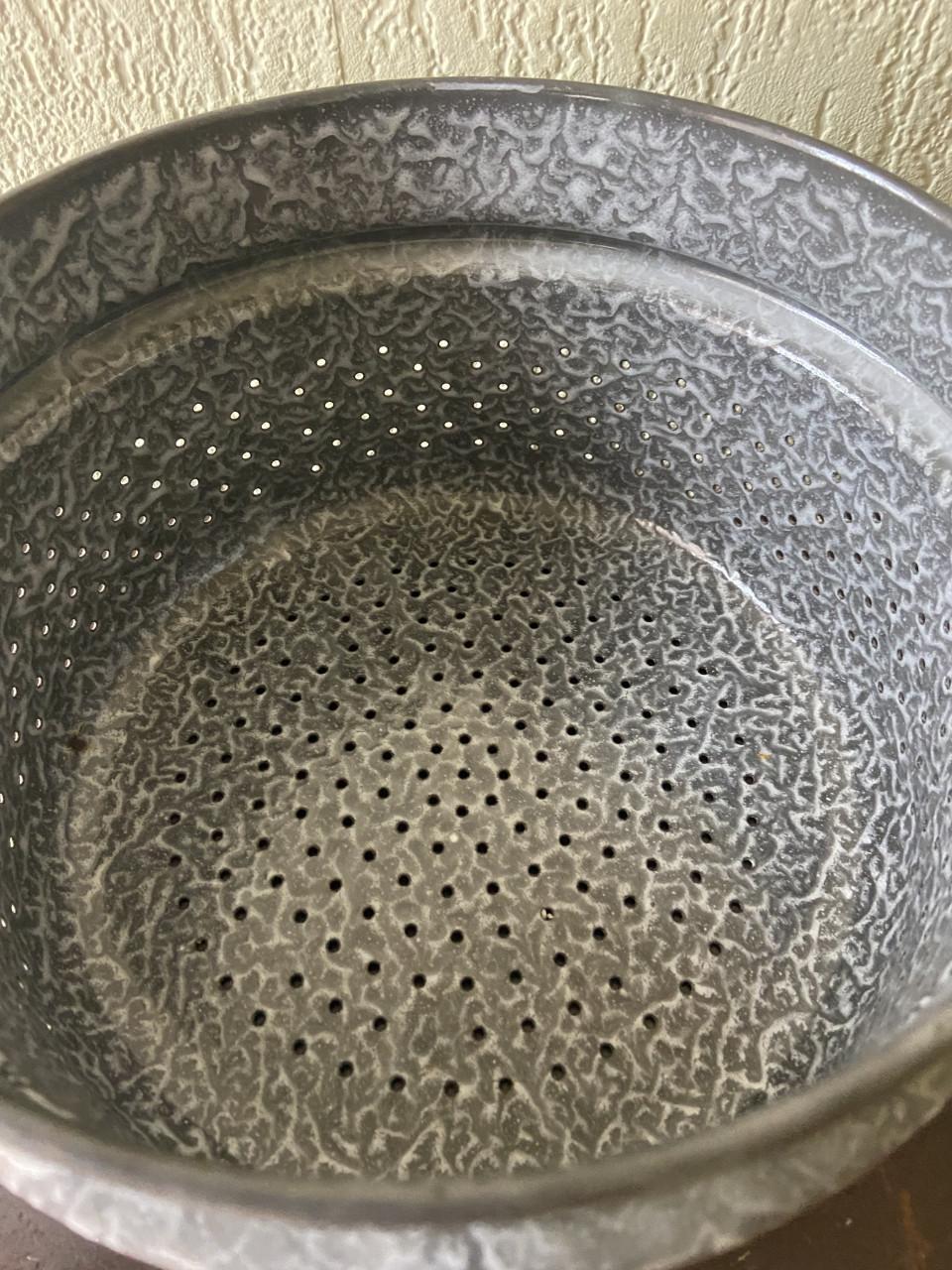 Collectie grijs gewolkte emaille pannen / vintage keukengoed.